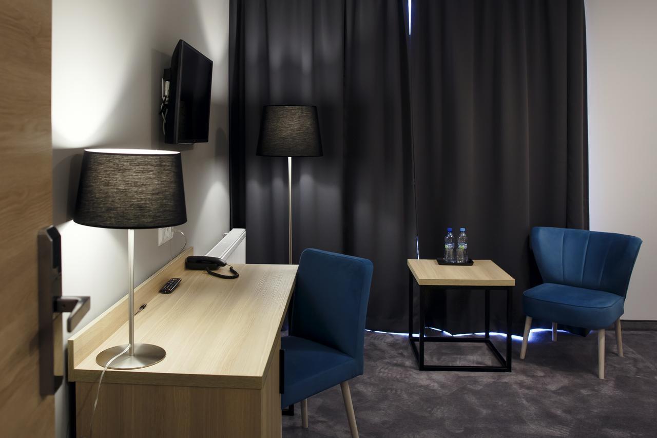 Czarny Staw Hotel Aleksandrów Łódzki Екстериор снимка